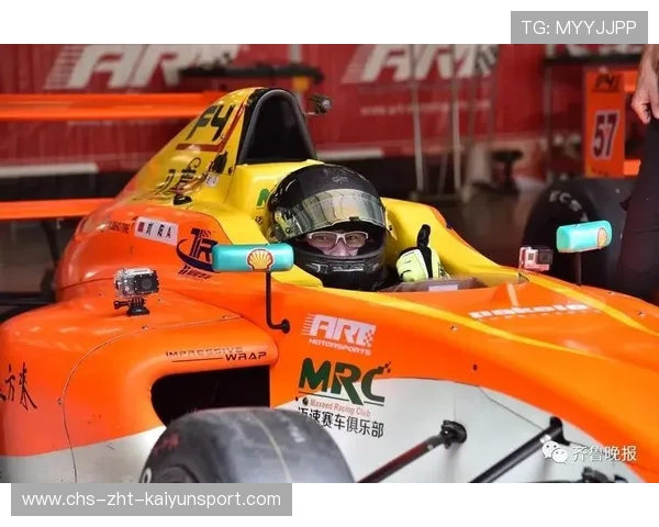 赛车手兴奋到下车跪地的瞬间，激情与荣耀的极致演绎